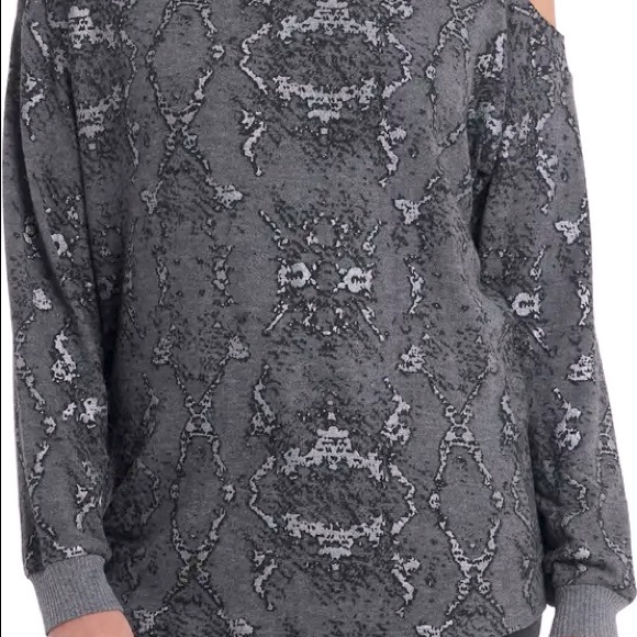 NWT, Vince Camuto
Cold Shoulder Foil Print Cozy Pullover, sz XS (runs large) - Picture 2 of 4